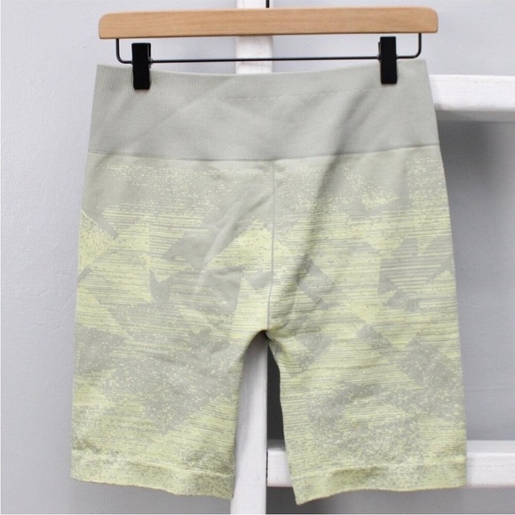 Gymshark Green Gray Athletic Adapt Ombre Seamless Shorts Size Large - Picture 2 of 4